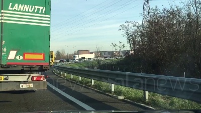 Scene from Arese: l'incredibile serpentone di auto per raggiungere il centro commerciale