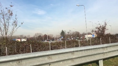 Scene from Arese: l'incredibile serpentone di auto per raggiungere il centro commerciale