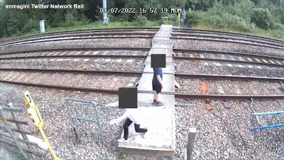 Scene from Inghilterra, bambini giocano sui binari della ferrovia mentre passa un treno