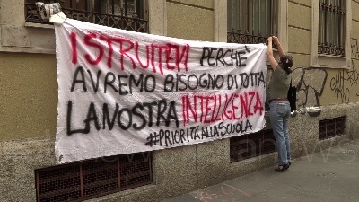 Scene from Comitato 'Priorità alla Scuola', anche a Milano striscioni con le parole di Gramsci
