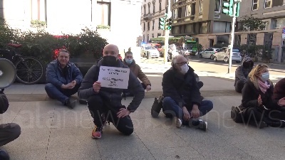 Scene from Covid, protesta delle partite Iva a Milano: seduti per terra sotto la Prefettura