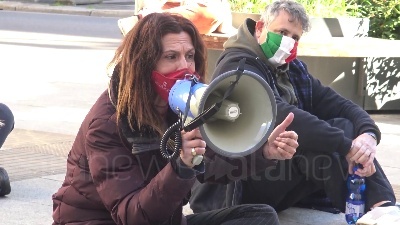 Scene from Covid, protesta delle partite Iva a Milano: seduti per terra sotto la Prefettura