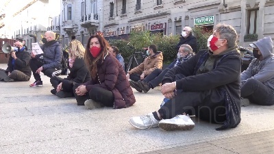 Scene from Covid, protesta delle partite Iva a Milano: seduti per terra sotto la Prefettura