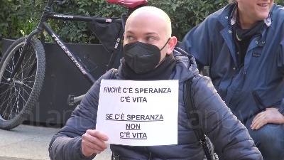 Scene from Covid, protesta delle partite Iva a Milano: seduti per terra sotto la Prefettura