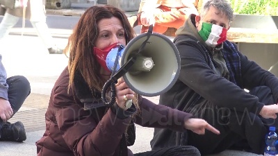 Scene from Covid, protesta delle partite Iva a Milano: seduti per terra sotto la Prefettura