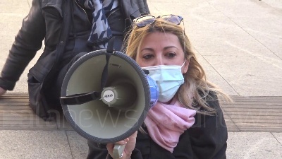 Scene from Covid, protesta delle partite Iva a Milano: seduti per terra sotto la Prefettura