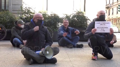 Scene from Covid, protesta delle partite Iva a Milano: seduti per terra sotto la Prefettura