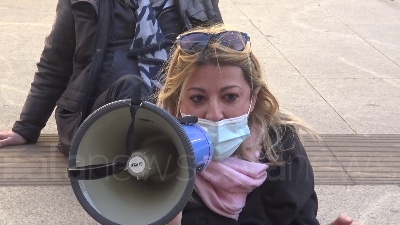 Scene from Covid, protesta delle partite Iva a Milano: seduti per terra sotto la Prefettura