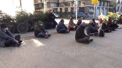 Scene from Covid, protesta delle partite Iva a Milano: seduti per terra sotto la Prefettura