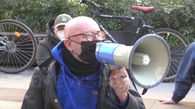 Scene from Covid, protesta delle partite Iva a Milano: seduti per terra sotto la Prefettura