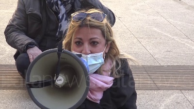 Scene from Covid, protesta delle partite Iva a Milano: seduti per terra sotto la Prefettura