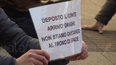 Scene from Covid, protesta delle partite Iva a Milano: seduti per terra sotto la Prefettura