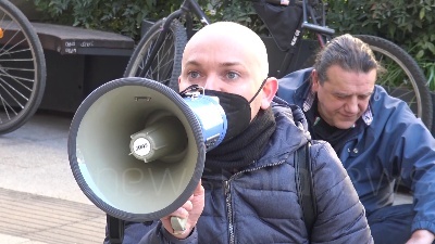 Scene from Covid, protesta delle partite Iva a Milano: seduti per terra sotto la Prefettura