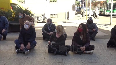Scene from Covid, protesta delle partite Iva a Milano: seduti per terra sotto la Prefettura
