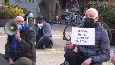 Scene from Covid, protesta delle partite Iva a Milano: seduti per terra sotto la Prefettura