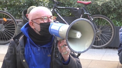 Scene from Covid, protesta delle partite Iva a Milano: seduti per terra sotto la Prefettura