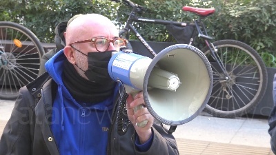 Scene from Covid, protesta delle partite Iva a Milano: seduti per terra sotto la Prefettura