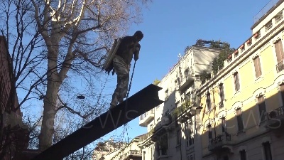 Scene from Covid, protesta delle partite Iva a Milano: seduti per terra sotto la Prefettura
