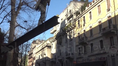 Scene from Covid, protesta delle partite Iva a Milano: seduti per terra sotto la Prefettura