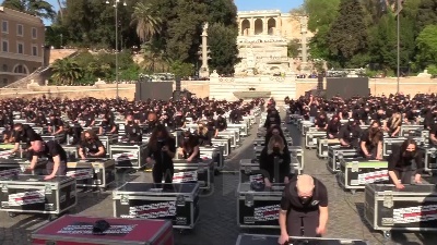 Scene from Mille bauli a piazza del Popolo: "Governo, ora ci vedi?"