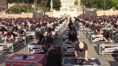 Scene from Mille bauli a piazza del Popolo: "Governo, ora ci vedi?"