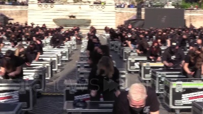 Scene from Mille bauli a piazza del Popolo: "Governo, ora ci vedi?"