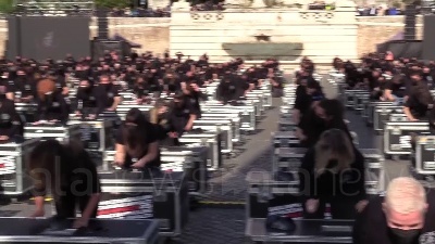 Scene from Mille bauli a piazza del Popolo: "Governo, ora ci vedi?"