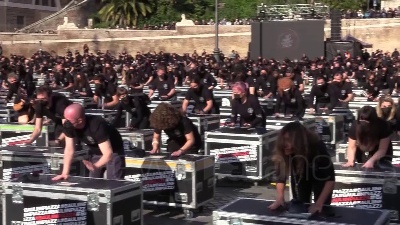 Scene from Mille bauli a piazza del Popolo: "Governo, ora ci vedi?"