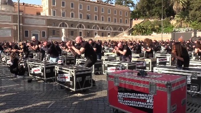 Scene from Mille bauli a piazza del Popolo: "Governo, ora ci vedi?"