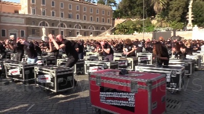 Scene from Mille bauli a piazza del Popolo: "Governo, ora ci vedi?"