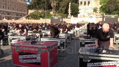 Scene from Mille bauli a piazza del Popolo: "Governo, ora ci vedi?"