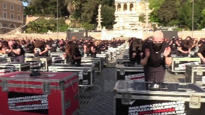 Scene from Mille bauli a piazza del Popolo: "Governo, ora ci vedi?"