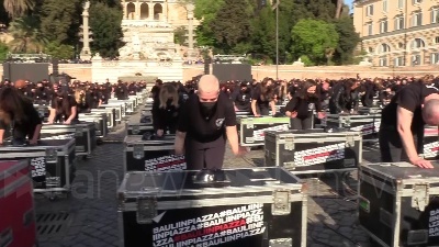 Scene from Mille bauli a piazza del Popolo: "Governo, ora ci vedi?"