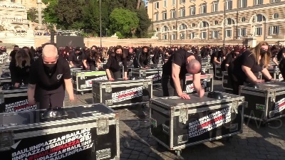 Scene from Mille bauli a piazza del Popolo: "Governo, ora ci vedi?"