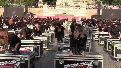 Scene from Mille bauli a piazza del Popolo: "Governo, ora ci vedi?"