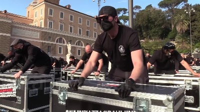 Scene from Mille bauli a piazza del Popolo: "Governo, ora ci vedi?"