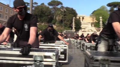 Scene from Mille bauli a piazza del Popolo: "Governo, ora ci vedi?"