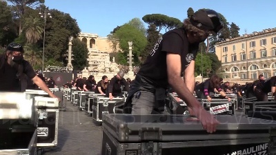 Scene from Mille bauli a piazza del Popolo: "Governo, ora ci vedi?"