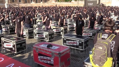 Scene from Mille bauli a piazza del Popolo: "Governo, ora ci vedi?"