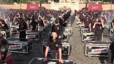 Scene from Mille bauli a piazza del Popolo: "Governo, ora ci vedi?"