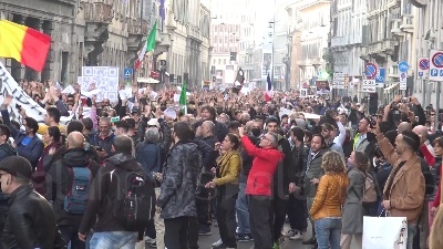 Scene from No Green pass, tensione a Milano: cariche della polizia durante il corteo