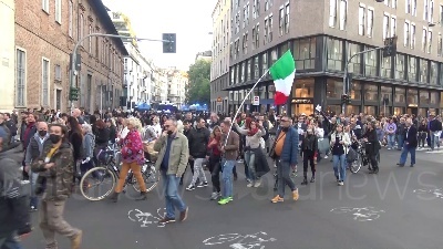 Scene from No Green pass, tensione a Milano: cariche della polizia durante il corteo