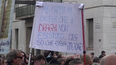 Scene from No Green pass, tensione a Milano: cariche della polizia durante il corteo