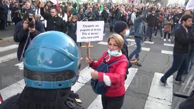Scene from No Green pass, tensione a Milano: cariche della polizia durante il corteo
