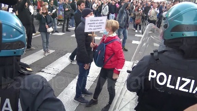 Scene from No Green pass, tensione a Milano: cariche della polizia durante il corteo