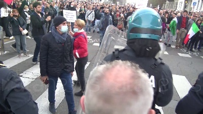 Scene from No Green pass, tensione a Milano: cariche della polizia durante il corteo