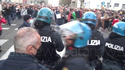 Scene from No Green pass, tensione a Milano: cariche della polizia durante il corteo