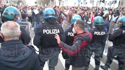 Scene from No Green pass, tensione a Milano: cariche della polizia durante il corteo