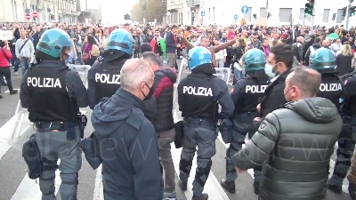 Scene from No Green pass, tensione a Milano: cariche della polizia durante il corteo