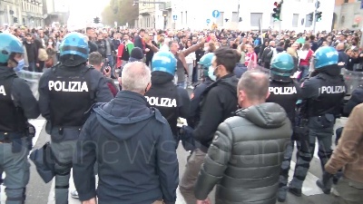 Scene from No Green pass, tensione a Milano: cariche della polizia durante il corteo